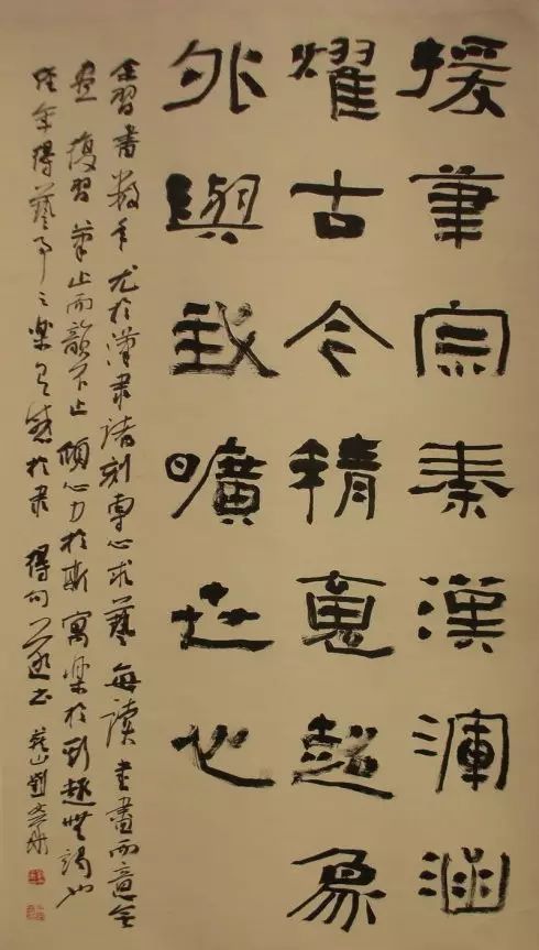 隸書創作五大技巧是什么？

隸書創新的方法很多，特別是在當代，由于多元化文化的發展，書法家們越來越注重個性的張揚，再加上出土文物的豐富，可以借鑒和取法的資料日益增加，具體來說，當代隸書創作的異變現象主要有篆隸結合、造型奇特、融入行草、金石趣味、碑簡雜糅等五個方面。